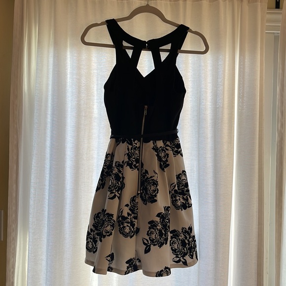 Beautiful dress for any occasion. - Picture 2 of 2